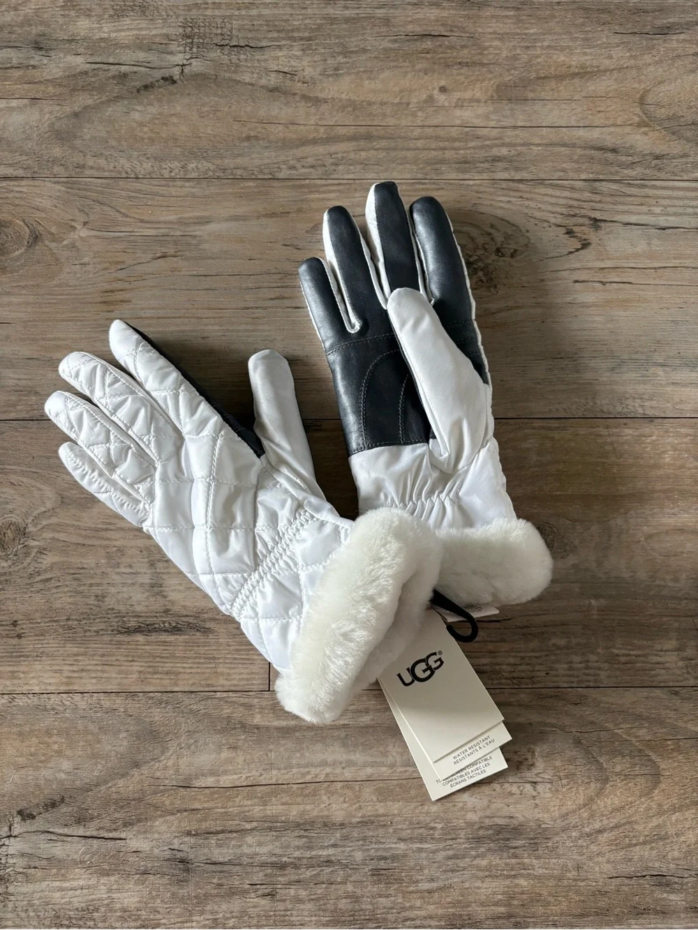 NWT UGG Women's White Quilted Touch Screen Sheepskin Cuff Gloves Size S/M